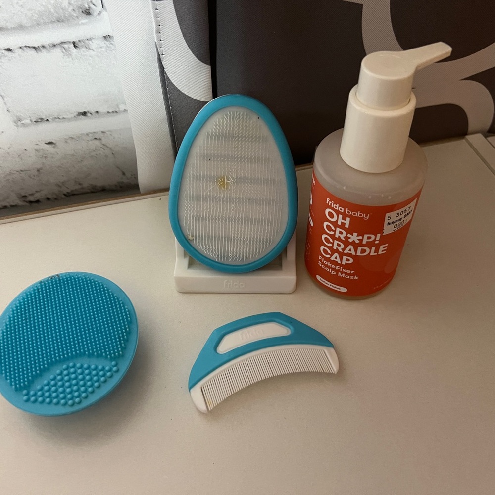 Frida Baby Blue and White Hair Care Set